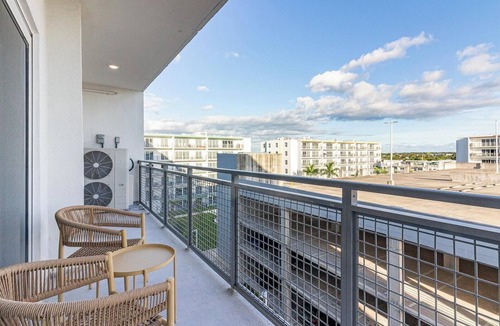 Naranja Apartment | Landing | Incredible 2BD, Gym, Pool