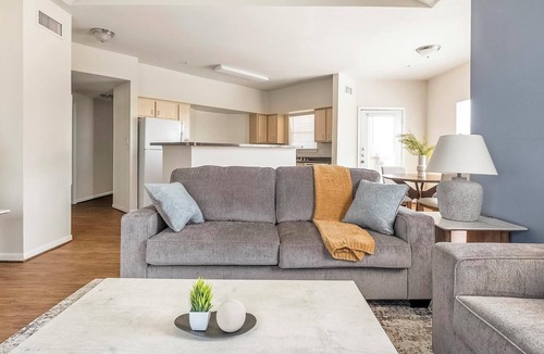 Southbelt/Ellington Apartment | Landing | Incredible 2BD, Pool, Gym