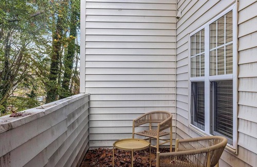 Crabtree Apartment | Landing | Incredible 2BD, Pool, Clubhouse