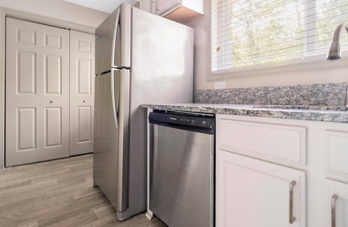 Crabtree Apartment | Landing | Incredible 2BD, Gym, Pool