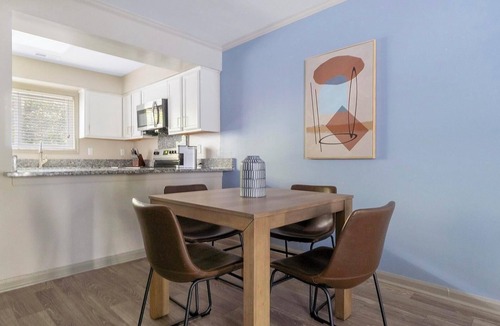 Crabtree Apartment | Landing | Incredible 2BD, Gym, Pool