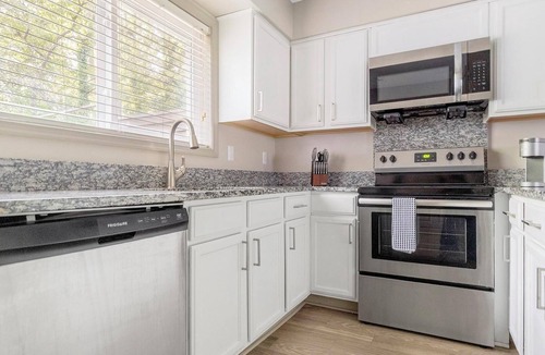 Crabtree Apartment | Landing | Incredible 2BD, Gym, Pool