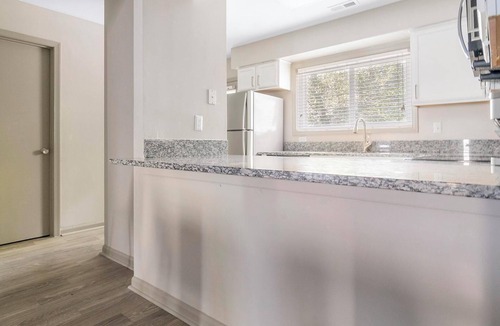 Crabtree Apartment | Landing | Incredible 2BD, Gym, Pool