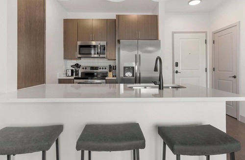 Richmond Apartment | Landing | Incredible 2BD, Pool, Gym