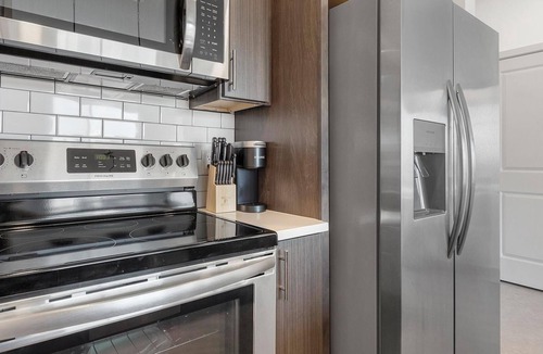 Richmond Apartment | Landing | Incredible 2BD, Pool, Gym