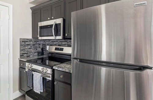Richmond Apartment | Landing | Incredible 2BD, Pool, Gym