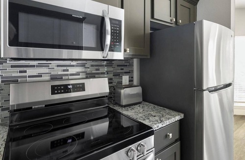 Richmond Apartment | Landing | Incredible 2BD, Pool, Gym