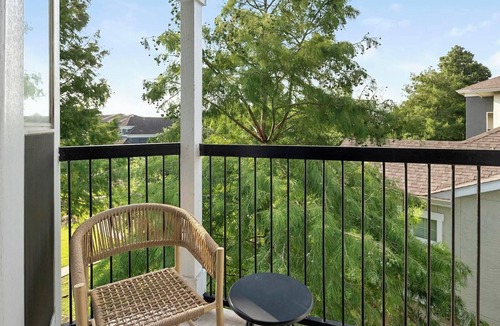 Richmond Apartment | Landing | Incredible 2BD, Pool, Gym