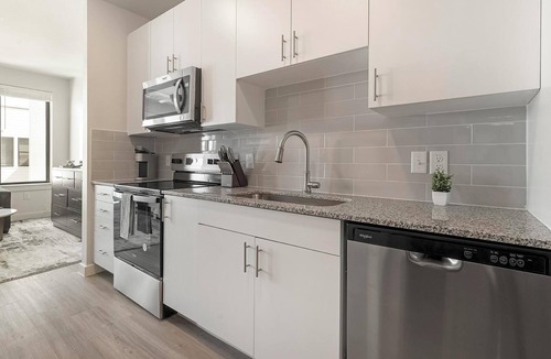 Sweetbriar Apartment | Landing | Incredible Studio, Pool, Gym
