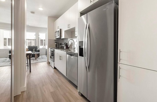 Sweetbriar Apartment | Landing | Incredible Studio, Pool, Gym