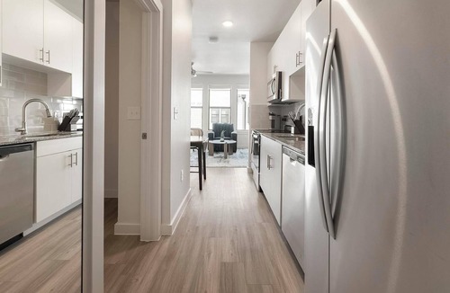 Sweetbriar Apartment | Landing | Incredible Studio, Pool, Gym