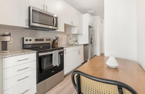 Sweetbriar Apartment | Landing | Incredible Studio, Pool, Gym