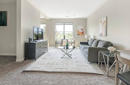 Chillum Apartment | Landing | Incredible Studio, Pool, Courtyard