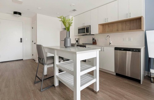 Old Town West Apartment | Landing | Modern 1BD, Courtyard, Gym