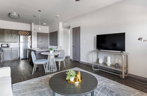 Fort Worth Apartment | Landing | Modern 1BD, Courtyard, Rooftop Lounge