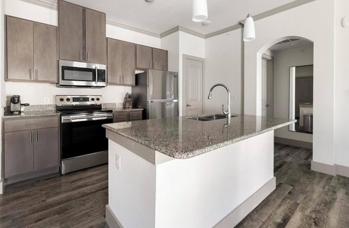 Manor Apartment | Landing | Modern 1BD, Clubhouse, Courtyard
