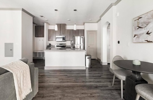 Manor Apartment | Landing | Modern 1BD, Clubhouse, Courtyard
