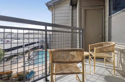 Crestview Apartment | Landing | Modern 1BD, Courtyard, Gym