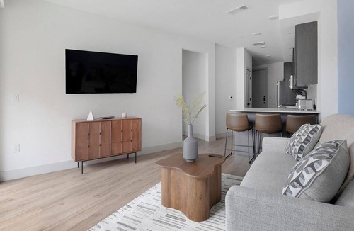 MLK Apartment | Landing | Modern 1BD, Courtyard, Gym