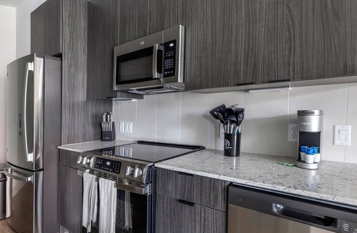 MLK Apartment | Landing | Modern 1BD, Courtyard, Gym