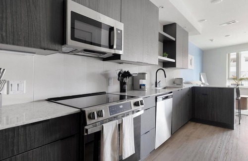 MLK Apartment | Landing | Modern 1BD, Courtyard, Gym