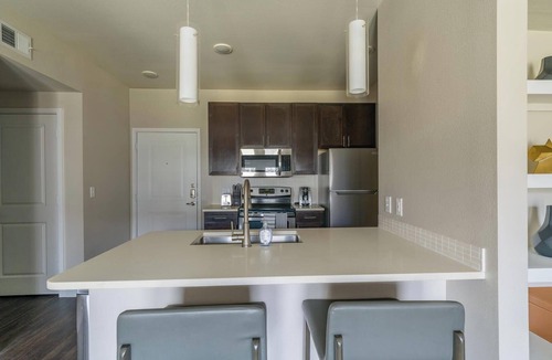 Katy Apartment | Landing | Modern 1BD, Courtyard, Gym