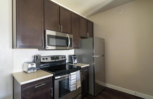 Katy Apartment | Landing | Modern 1BD, Courtyard, Gym