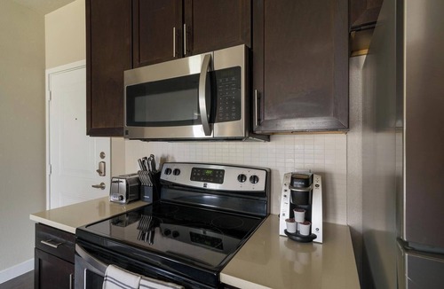 Katy Apartment | Landing | Modern 1BD, Courtyard, Gym