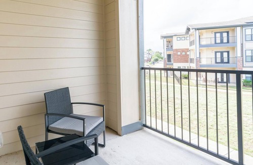 Katy Apartment | Landing | Modern 1BD, Courtyard, Gym