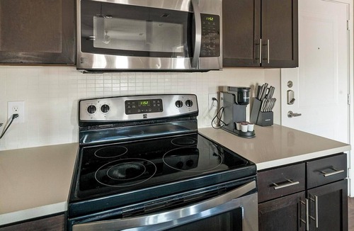 Katy Apartment | Landing | Modern 1BD, Courtyard, Pool