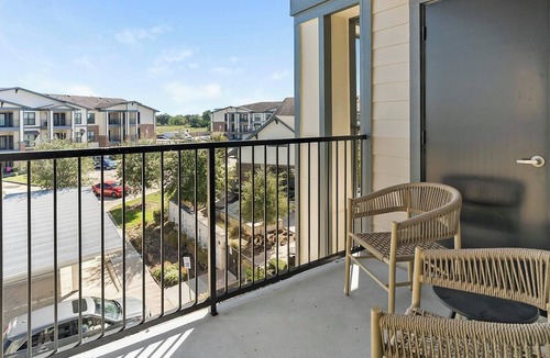 Katy Apartment | Landing | Modern 1BD, Courtyard, Pool