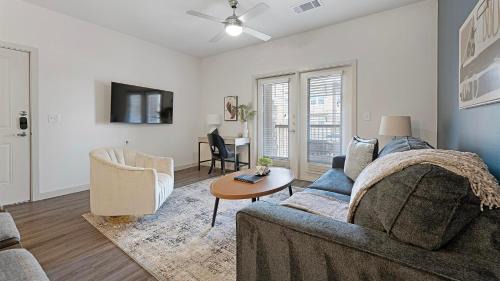 Buda Apartment | Landing Modern 1BD Game Room Gym