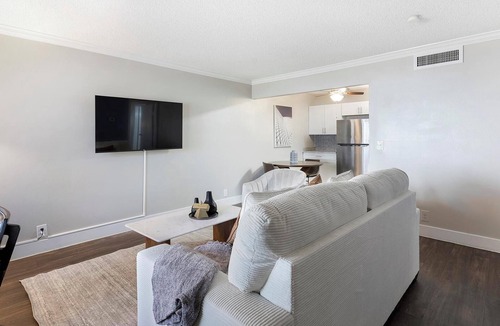 Rancho Oakey Apartment | Landing | Modern 1BD, Gym