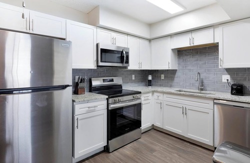 Rancho Oakey Apartment | Landing | Modern 1BD, Gym