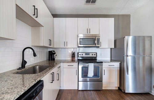 Tropic Apartment | Landing | Modern 1BD, Gym, Courtyard