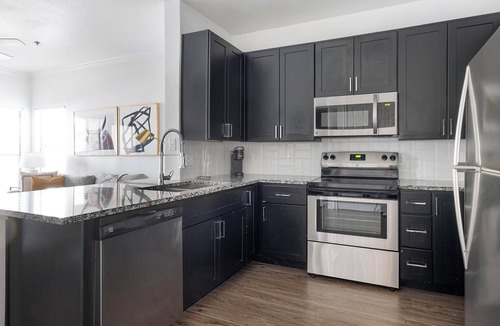 Austin Apartment | Landing | Modern 1BD, Gym, Courtyard