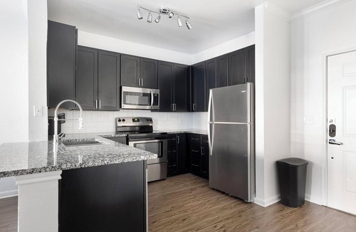 Austin Apartment | Landing | Modern 1BD, Gym, Courtyard
