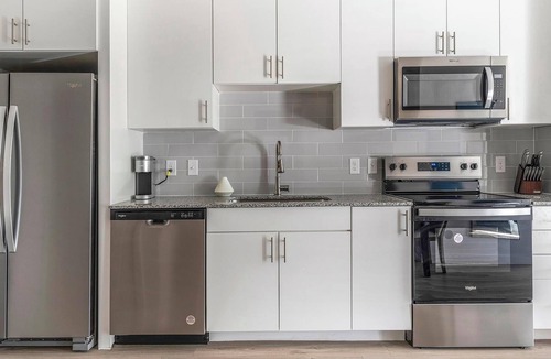Sweetbriar Apartment | Landing | Modern 1BD, Gym, Pool