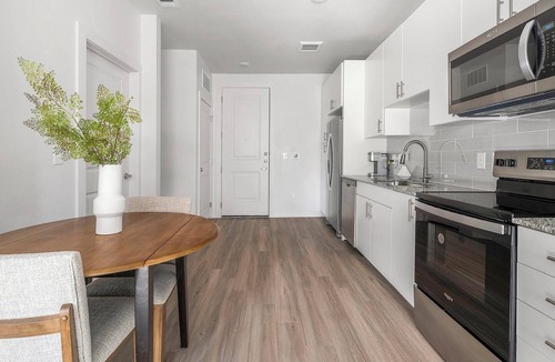 Sweetbriar Apartment | Landing | Modern 1BD, Gym, Pool