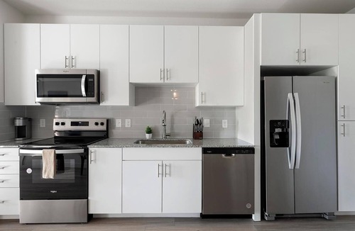 Sweetbriar Apartment | Landing | Modern 1BD, Gym, Pool