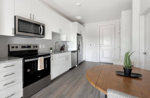 Sweetbriar Apartment | Landing | Modern 1BD, Gym, Pool