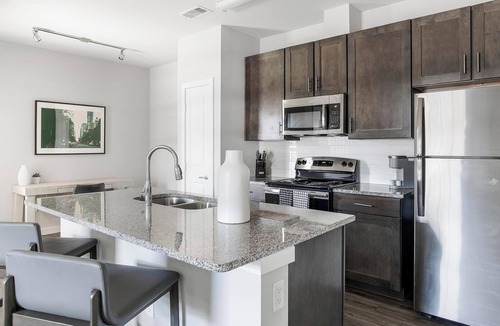 Dallas Apartment | Landing | Modern 1BD, Gym, Pool