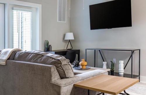 Fort Myers Apartment | Landing Modern 1BD Gym Pool