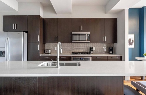 Houston Apartment | Landing | Modern 1BD, Gym, Tennis Court