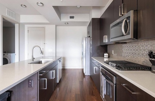 Houston Apartment | Landing | Modern 1BD, Gym, Tennis Court