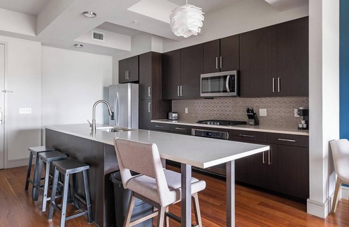 Houston Apartment | Landing | Modern 1BD, Gym, Tennis Court