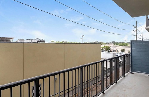 Houston Apartment | Landing | Modern 1BD, Gym, Tennis Court