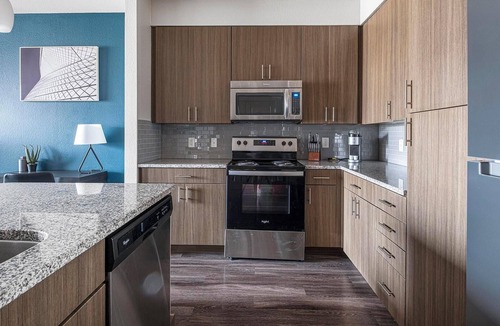 Memorial Apartment | Landing | Modern 1BD, Gym