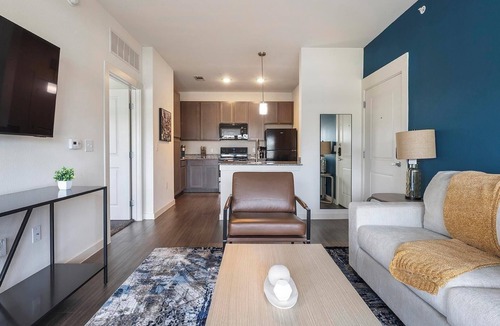 Lockhart Apartment | Landing | Modern 1BD, Gym, Pool