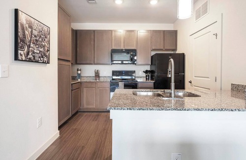Lockhart Apartment | Landing | Modern 1BD, Gym, Pool